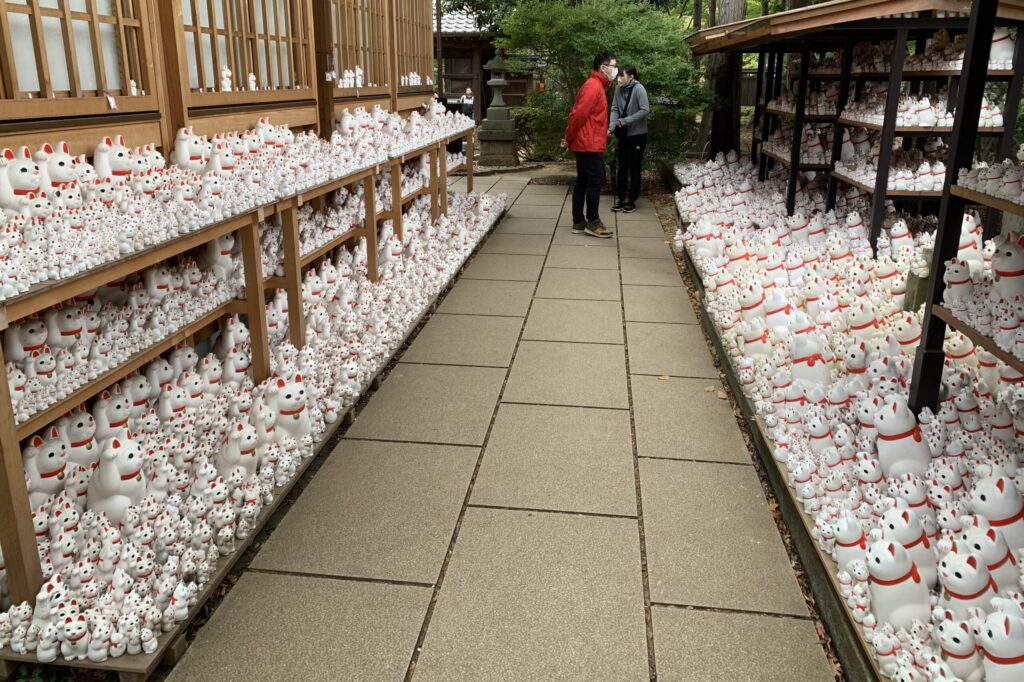 Flock of Beckoning Cat figures, Setagaya Walking Guide