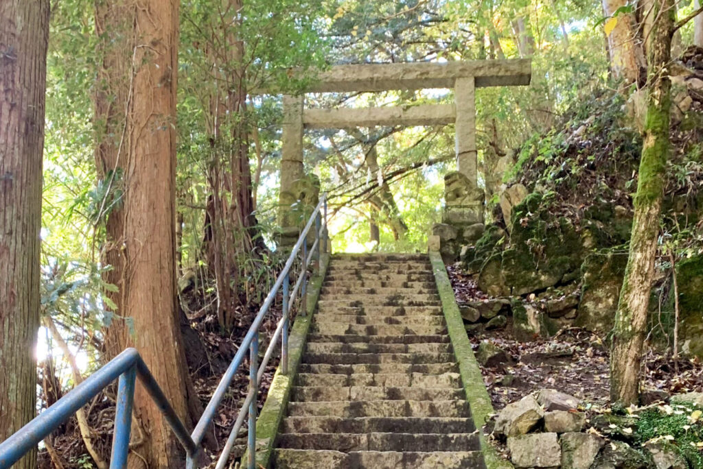 Torii Gate, Shirahige Shrine, Okutama Old Road, Okutama, Tokyo Walking Guide