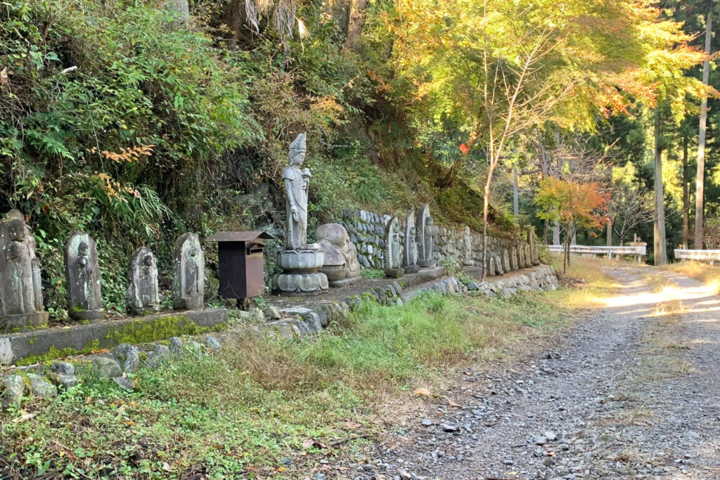 Stone statue, Okutama Old Road, Okutama, Tokyo Walking Guide