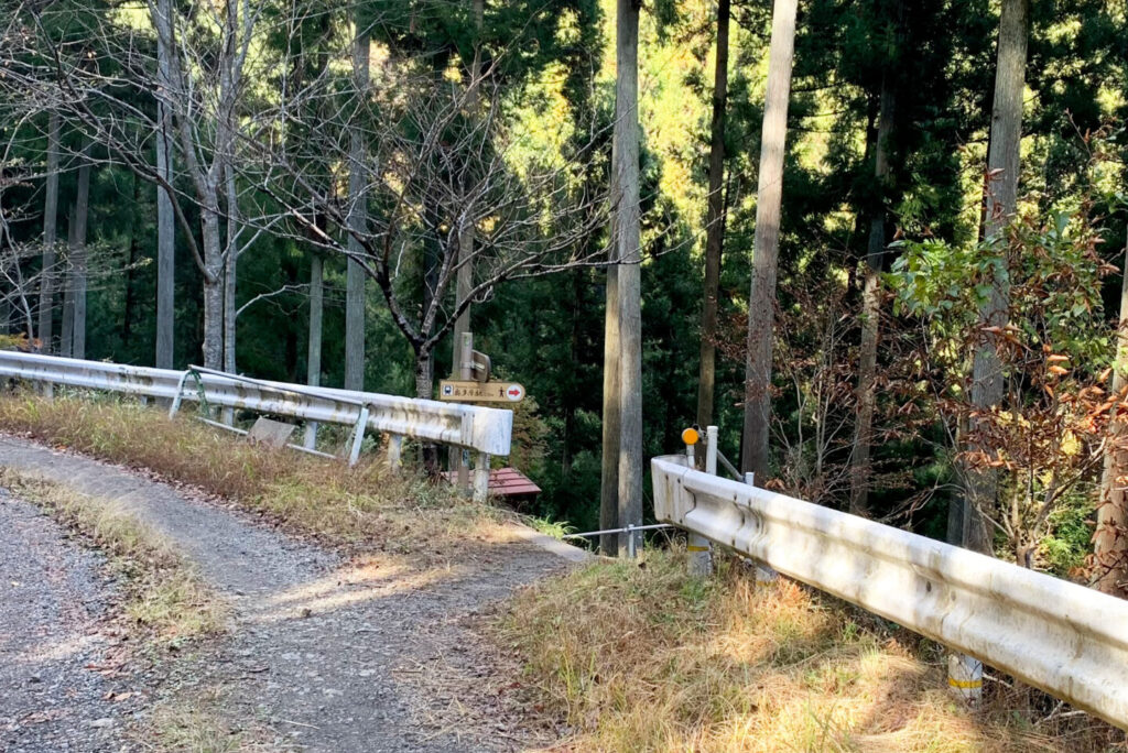 Turnoff on the Okutama Old Road, Okutama, Tokyo Walking Guide