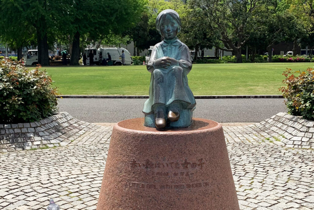 Statue of a little girl with red shoes, Yamashita Park, Yokohama, Tokyo Walking