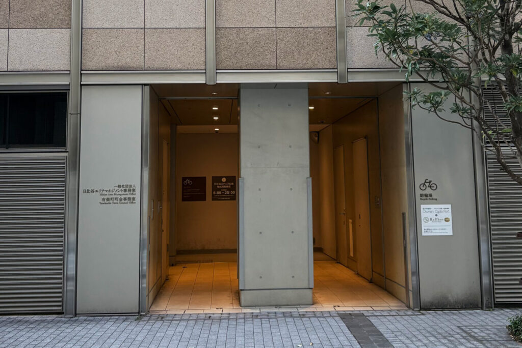 Entrance to Raffine Running Style Neo (Ginza/Hibiya), Imperial Palace Run, Tokyo Walking Guide
